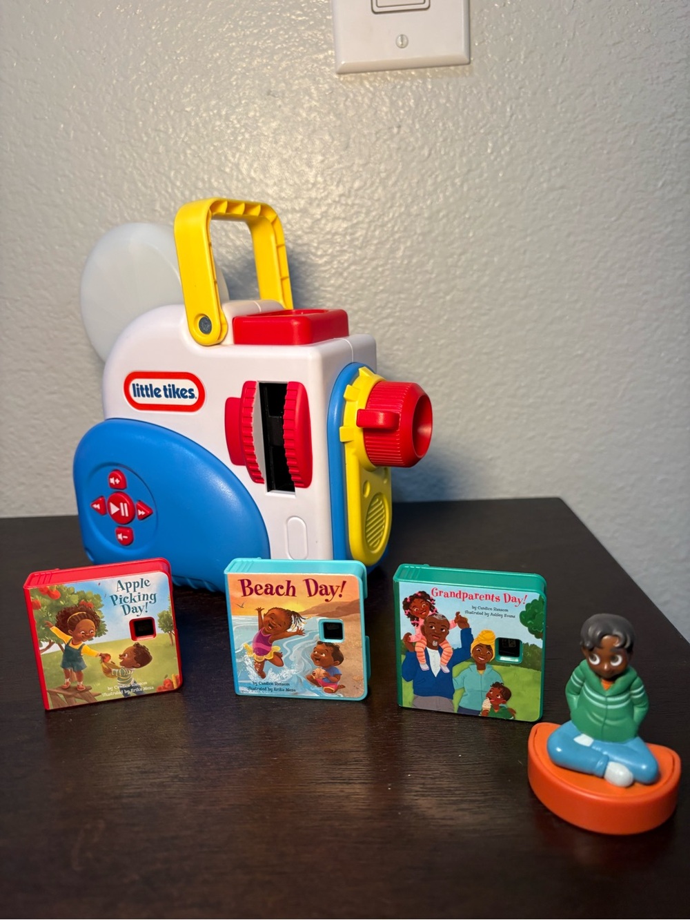 Little Tikes Story Dream Machine with Day Family Collection and Figure